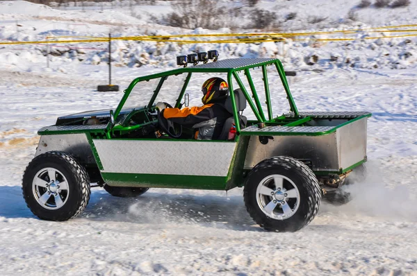 Auto da corsa invernali su macchine improvvisate — Foto Stock