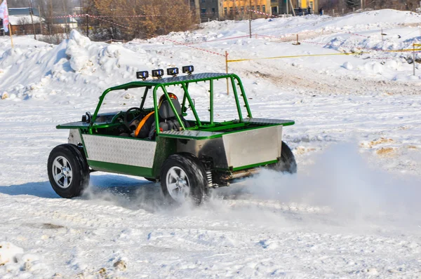 Auto da corsa invernali su macchine improvvisate — Foto Stock