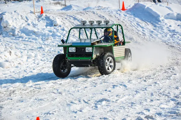 Corrida de automóveis de inverno em máquinas improvisadas — Fotografia de Stock