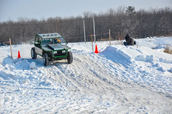 Winter auto racing on makeshift machines — Stock Photo, Image