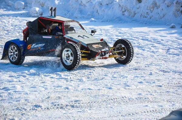 Winter auto racing on makeshift machines — Stock Photo, Image