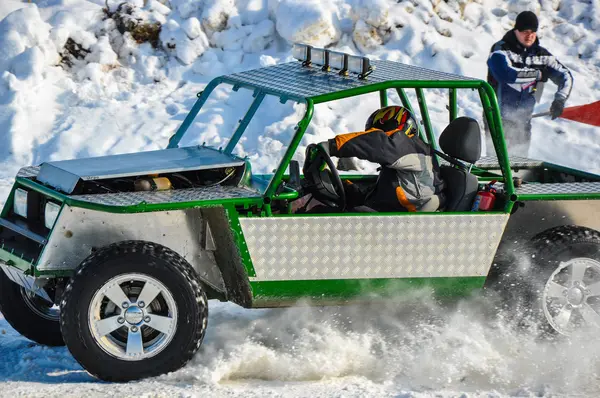 Course automobile d'hiver sur des machines de fortune — Photo