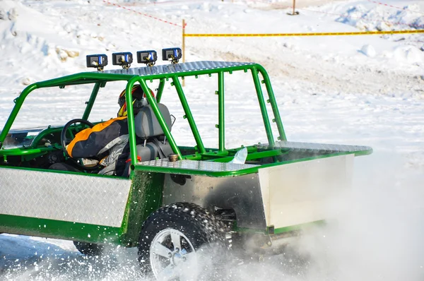 Course automobile d'hiver sur des machines de fortune — Photo