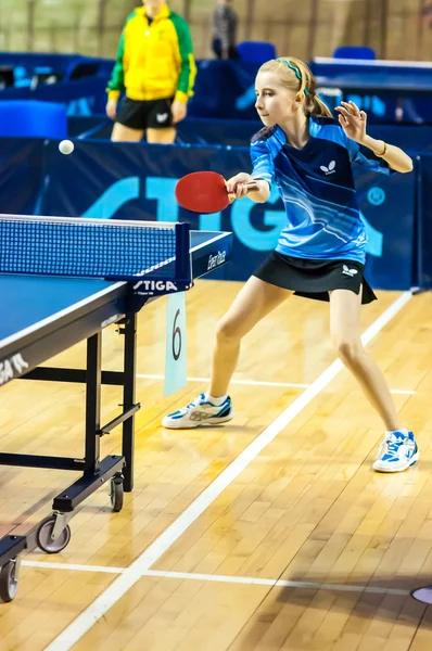 Compétition de tennis de table entre filles — Photo