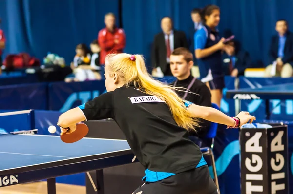 Tischtenniswettbewerb bei den Mädchen — Stockfoto