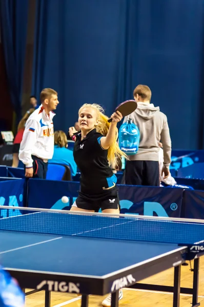 Tenis stołowy konkurencji wśród dziewcząt — Zdjęcie stockowe