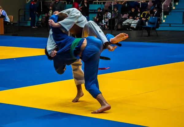 Wedstrijden op judo onder junioren — Stockfoto