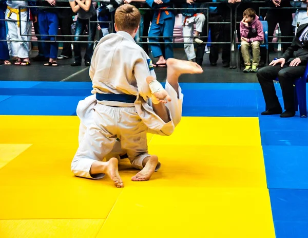 Tävlingar på judo bland juniorer — Stockfoto