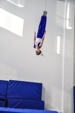 trambolin üzerinde atlar yarışmaları