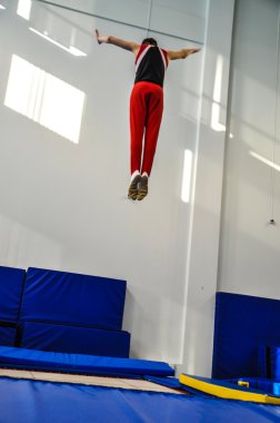 trambolin üzerinde atlar yarışmaları