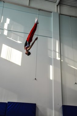 trambolin üzerinde atlar yarışmaları