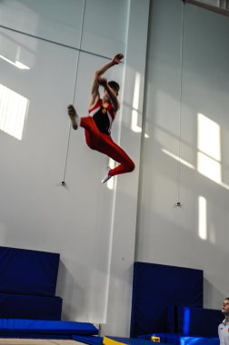 trambolin üzerinde atlar yarışmaları