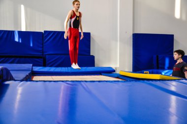 trambolin üzerinde atlar yarışmaları