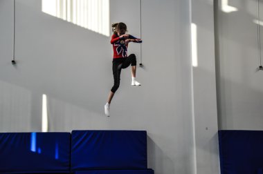 trambolin üzerinde atlar yarışmaları