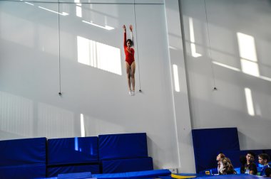 trambolin üzerinde atlar yarışmaları