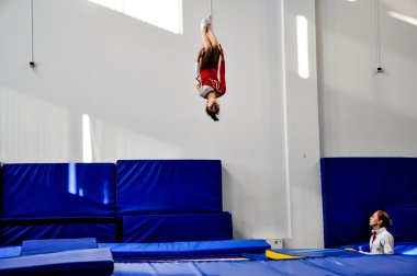 trambolin üzerinde atlar yarışmaları