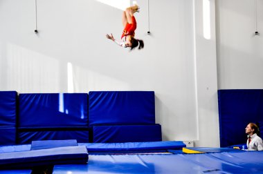 trambolin üzerinde atlar yarışmaları