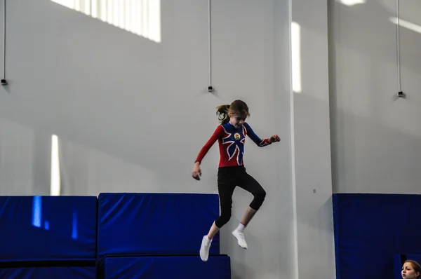 Tävlingar på hoppar på studsmatta — Stockfoto