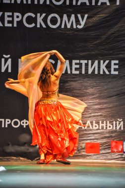 Podyum'da eşarp dansları ile kız