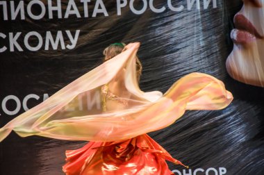 Podyum'da eşarp dansları ile kız