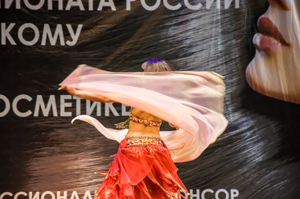 Flickan med halsduk danserna på catwalken — Stockfoto