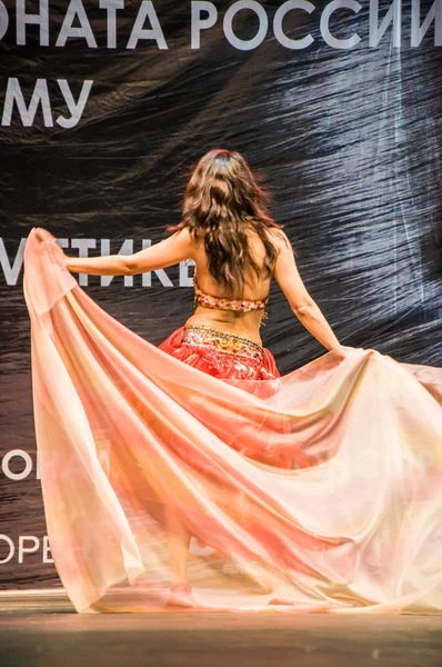 Het meisje met de sjaal dansen op de catwalk — Stockfoto