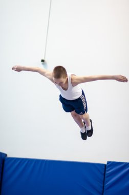 trambolin üzerinde atlar yarışmaları