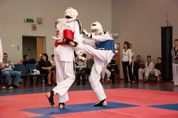 Samoobrona χωρίς όπλα - taekwondo είναι μια κορεατική πολεμική τέχνη — Φωτογραφία Αρχείου