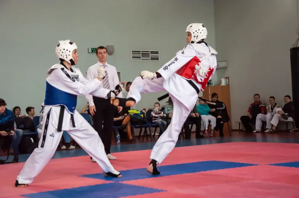 Samoobrona χωρίς όπλα - taekwondo είναι μια κορεατική πολεμική τέχνη — Φωτογραφία Αρχείου