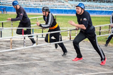 yarışmalar yangın uygulanan spor veya itfaiye spor. 4 kat penceresinden merdiven saldırı tarafından penetrasyonu.