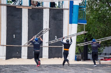 yarışmalar yangın uygulanan spor veya itfaiye spor. 4 kat penceresinden merdiven saldırı tarafından penetrasyonu.