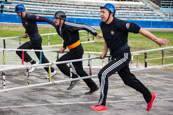 Konkursy na ogień stosowane sport lub sportu pożarowo ratownicze. penetracji w 4 piętrze okna przez atak drabiny. — Zdjęcie stockowe