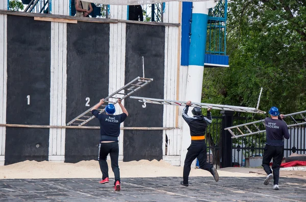 Konkursy na ogień stosowane sport lub sportu pożarowo ratownicze. penetracji w 4 piętrze okna przez atak drabiny. — Zdjęcie stockowe