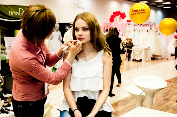 Make-up artiest brengen meisje make-up — Stockfoto