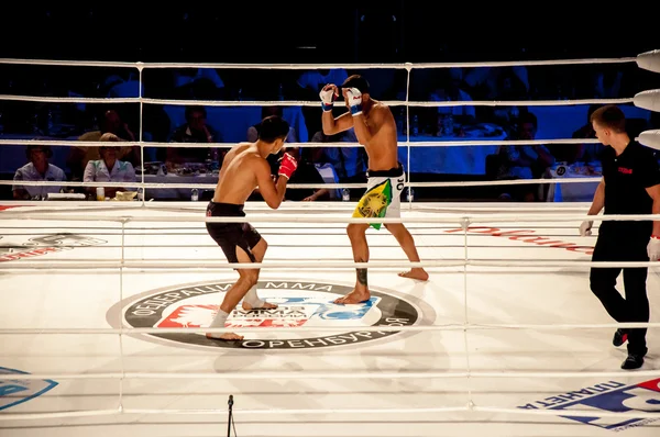 MMA walki bez reguł. agoni romero, Hiszpania i rinat kul? tumanov, Rosja — Zdjęcie stockowe