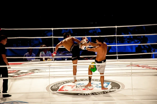 MMA harcok, szabályok nélkül. Agoni Romero, Spanyolország és Szabóné Kul? tumanov, Oroszország — Stock Fotó