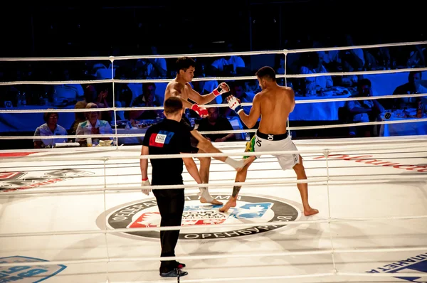 MMA fights without rules. Agoni Romero, Spain and Rinat Kul?tumanov, Russia — Stock Photo, Image