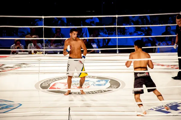 MMA lucha sin reglas. Agoni Romero, España y Rinat Kul? tumanov, Rusia —  Fotos de Stock