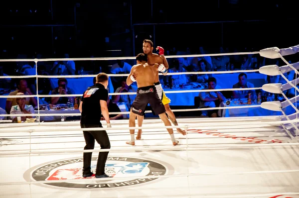 MMA lucha sin reglas. Agoni Romero, España y Rinat Kul? tumanov, Rusia — Foto de Stock