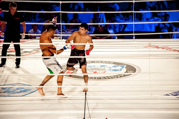 O MMA luta sem regras. Agoni Romero, Espanha e Rinat Kul? tumanov, Rússia — Fotografia de Stock