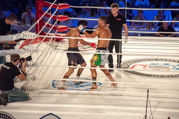 L'MMA combatte senza regole. Agoni Romero, Spagna e Rinat Kultumanov, Russia . — Foto Stock