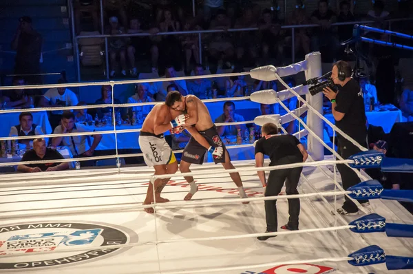 MMA lucha sin reglas. Agoni Romero, España y Rinat Kultumanov, Rusia . — Foto de Stock
