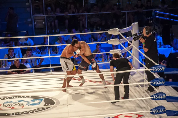 MMA walki bez reguł. agoni romero, Hiszpania i rinat kultumanov, Rosja. — Zdjęcie stockowe