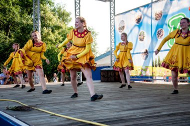 Ivan kupala günü kutlama dans