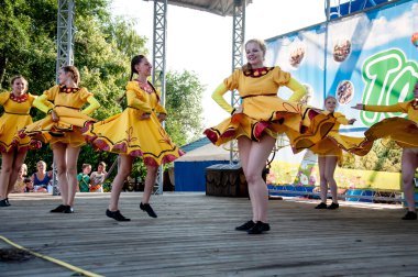 Ivan kupala günü kutlama dans