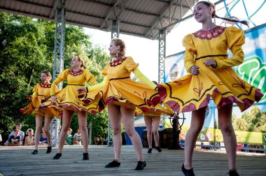 Ivan kupala günü kutlama dans