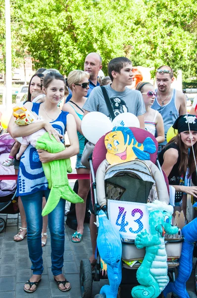 A parade of strollers — Stock Photo, Image