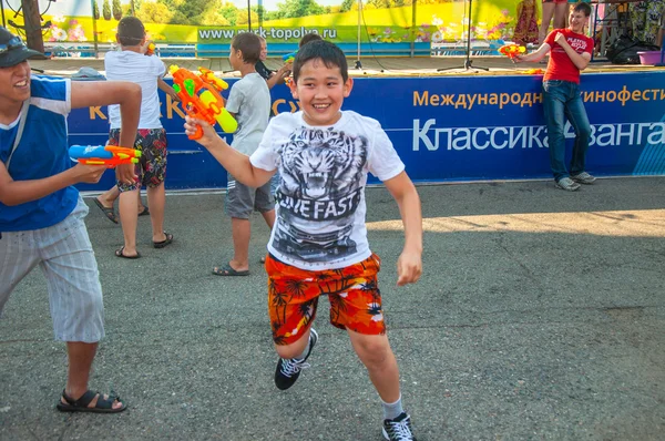 Pouring water over the holiday of Ivan Kupala — Stock Photo, Image