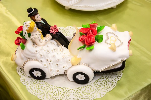 Décorer un gâteau de mariage — Photo