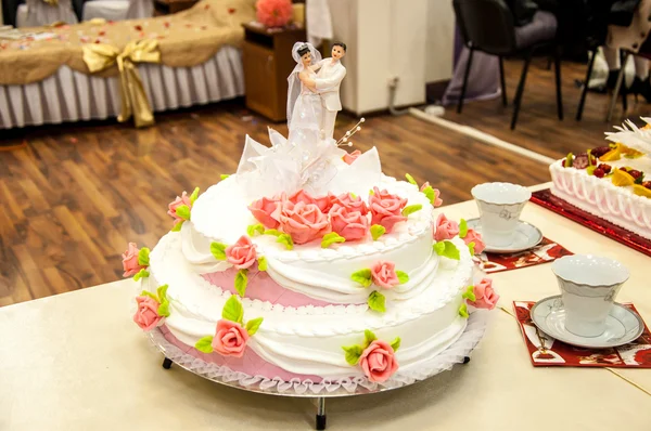 Dekorowanie tort weselny — Zdjęcie stockowe